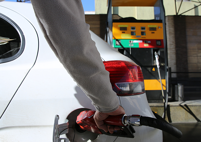 مخالفت مجلس با افزایش و چند نرخی شدن قیمت بنزین