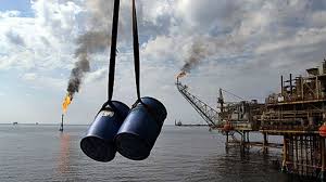 گاردین: تحریم نفت ایران برای آمریکا‌یی ها هزینه‌بر است