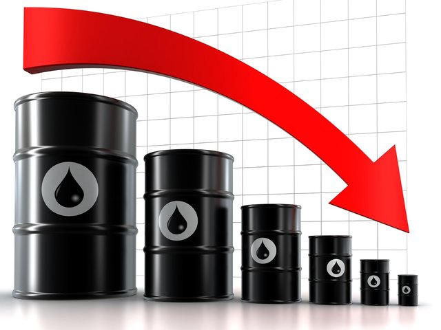 عقب‌گرد نفت در برابر رشد ذخایر آمریکا