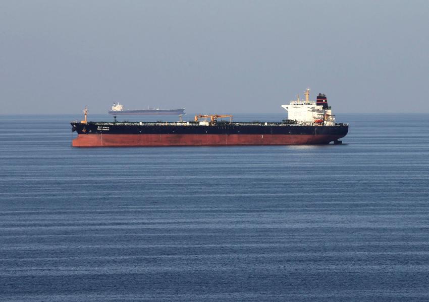 نفتکش ایران نفت توقیف‌شده خود توسط آمریکا را بازپس گرفت و یونان را ترک می‌کند