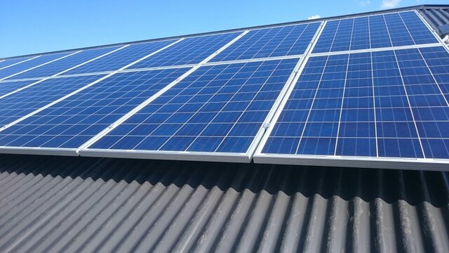 پشت‌بام مدارس با نصب پنل‌های خورشیدی تولید برق می کنند