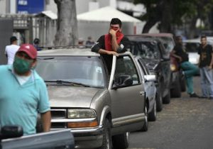 صف طولانی در ونزوئلا منتظر بنزین ایرانی