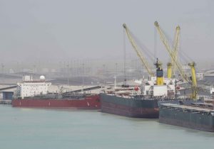 ترافیک کشتی در بنادر در غیاب خطوط کشتیرانی بین المللی/ چطور با تحریم حمل‌ونقل دریایی مقابله شد؟