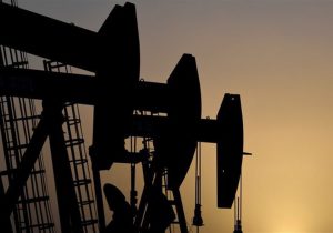 عرضه جهانی نفت سال آینده از تقاضا پیشی می‌گیرد