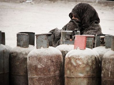 صفوف طولانی دریافت سیلندر گاز در جنوب استان کرمان/ توان پرداخت هزینه‌های گزاف انشعاب و لوله‌کشی گاز را نداریم