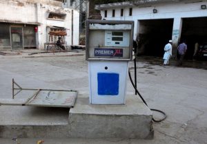 قیمت سوخت در پاکستان ۲۰ درصد افزایش یافت/ هر لیتر بنزین ۲۸ هزار تومان