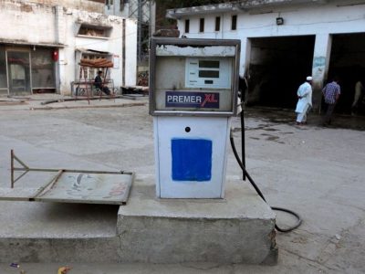 قیمت سوخت در پاکستان ۲۰ درصد افزایش یافت/ هر لیتر بنزین ۲۸ هزار تومان