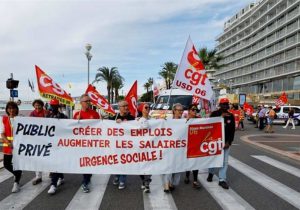 اعتصاب‌ها در فرانسه حمل‌ونقل سوخت از پالایشگاه‌ها را متوقف کرد