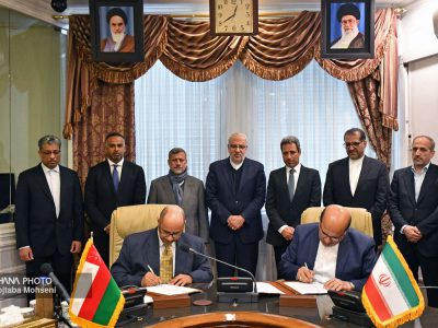 ایران و عمان برای همکاری در بخش‌های بالادست و پایین‌دست نفت تفاهم‌نامه امضا کردند
