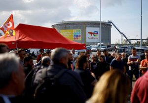 ضربه کاری اعتراضات فرانسه به پالایشگاه‌های نفت
