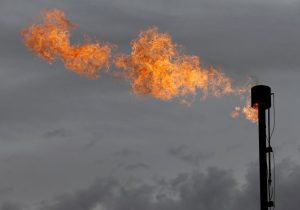 خاموشی ۲۲ مشعل در شرق کارون تا پایان ۱۴۰۳/جمع‌آوری روزانه ۲۵۰ تا ۳۰۰ میلیون فوت‌مکعب گاز همراه در شرق کارون