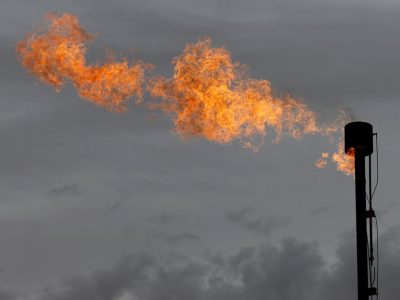 خاموشی ۲۲ مشعل در شرق کارون تا پایان ۱۴۰۳/جمع‌آوری روزانه ۲۵۰ تا ۳۰۰ میلیون فوت‌مکعب گاز همراه در شرق کارون